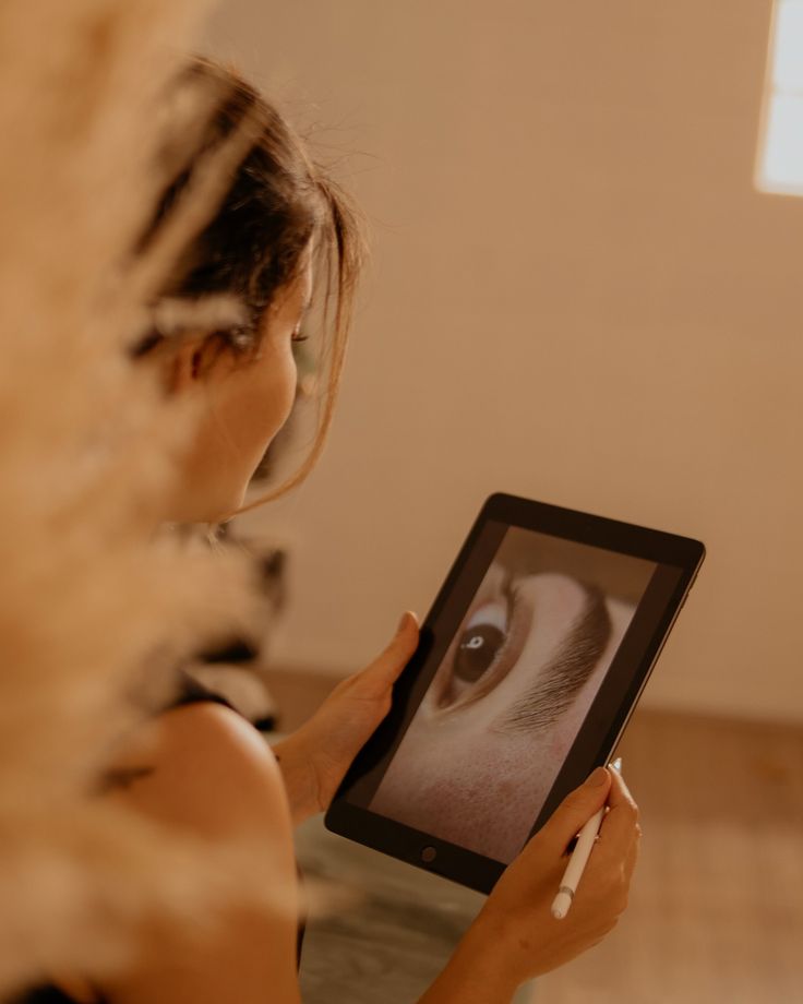 Profissional consultando detalhes do atendimento em um tablet