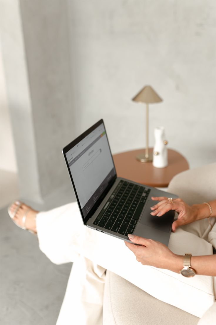 Profissional acompanhando o studio pelo notebook, em casa