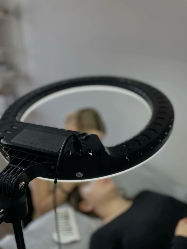 Designer de sobrancelhas fazendo brow lamination no studio