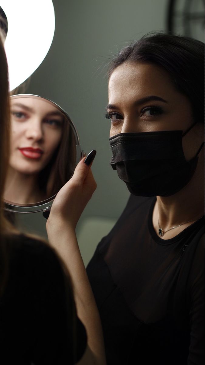 Profissional mostrando à cliente o resultado da micropigmentação labial